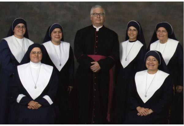 Religiosas Ecuménicas de Guadalupe con su fundador Msgr. Isidro Puente O.