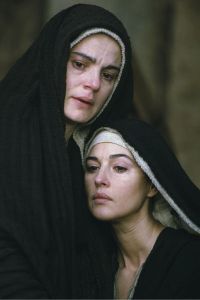 18375165_w434_h_q80 Y estaban allí, a lo lejos, muchas mujeres que habían seguido a Jesús desde Galilea para cuidarle.