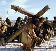 pas_n Hallaron un hombre de Cirene, llamado Simón, y le obligaron a cargar con la cruz de Jesús.