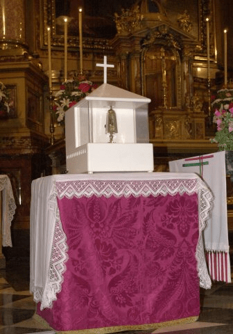 Una de las reliquias de su cuerpo, una ampolla con su sangre, llegó hasta la catedral italiana de Ravello, donde ya en el siglo XII se apreciaba el fenómeno de la licuación.