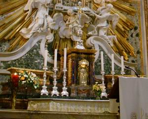 Altar mayor en el Santuario de Nuestra Señora de Montenero, Livorno, Italia, que se ha conservado sin reformar, adosado al retablo.  Santuario della Madonna di Montenero, Livorno, Italia. 05/06/09.