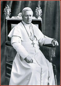 Oración: Señor, Dios nuestro, que, para defender la fe católica e instaurar todas las cosas en Cristo, colmaste al papa san Pío décimo de sabiduría divina y fortaleza apostólica, concédenos que, siguiendo su ejemplo y su doctrina, podamos alcanzar la recompensa eterna. Por nuestro Señor Jesucristo, tu Hijo, que vive y reina contigo en la unidad del Espíritu Santo y es Dios por los siglos de los siglos. Amén.