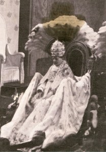 Su Santidad Pio XI, en solemne ceremonia en la Capilla Sixtina, Luce la tiara obsequiada por los milaneses. Febrero de 1923.  Pio XI fué bibliotecario de la Ambrosiana, y años después arzobispo de Milán