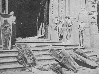 5_Momias_profanadas_005_Expuestas_al_p_blico_a_la_puerta_de_la_iglesia_de_las_Salesas_Barcelona_