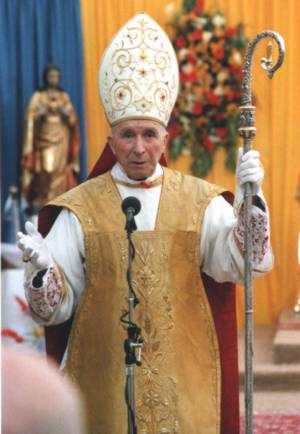 Monseñor Marcel Lefebvre durante la homilía de las consagraciones episcopales