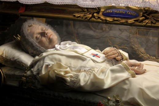 Ana María Taigi (1769-1837).  Fue beatificada en 1920 y su sepulcro se encuentra en Roma, en la iglesia San Crisógono, de los padres Trinitarios, en cuya orden la beata era terciaria. Su cuerpo yace en ataúd de cristal para que su cuerpo incorrupto pueda contemplarse. 