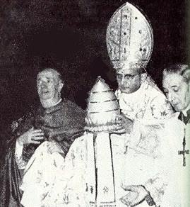 Paulo VI se quita la tiara