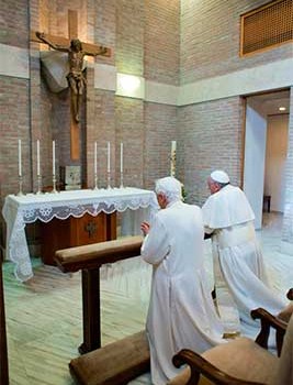 benedicto-XVI-papa-francisco-oran-267x350