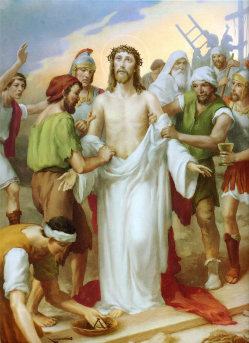 estacion10_jesus_es_despojado_de_sus_vestiduras-742x1024-e1397788952106