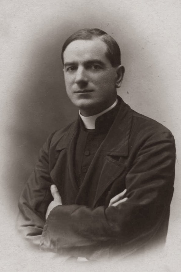 Ernesto Buonaiuti fue excomulgado por apoyar el modernismo (doctrina condenada entre otros, por San Pío X), y cuestionar la divinidad de Cristo y la santidad de la Iglesia