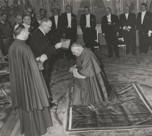 Cuando Roncalli fue nombrado cardenal, la birreta escarlata le fue impuesta por el presidente francés Vincent Auriol (ateo y francmasón del grado 33° R.E.A.A.).