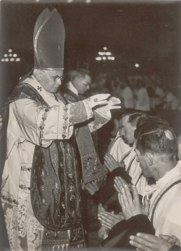 Emmanuel Suhard, Cardenal Arzobispo de París. Ideó los 