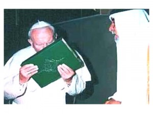 El famoso beso de “San” Juan Pablo II al Corán