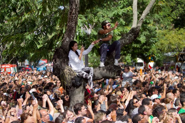 Gente aguarda al Pontífice frente al palacio de São Joaquim, en Río. | AP