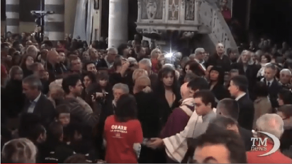 Luxuria se acerca a comulgar-1