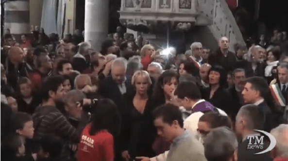 Luxuria se acerca a comulgar-2