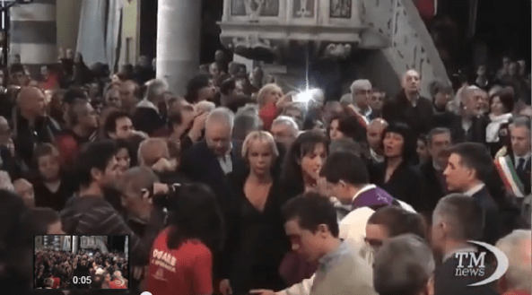 Luxuria se acerca a comulgar-3