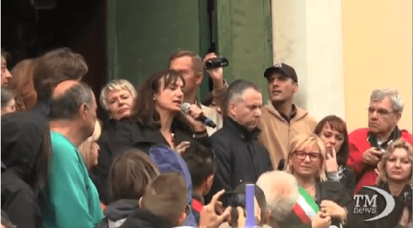 Luxuria se acerca a comulgar-5