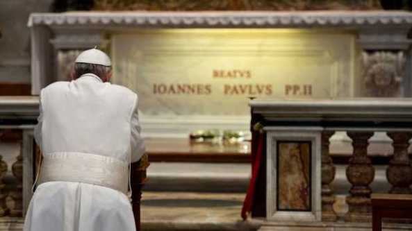 CIUDAD DEL VATICANO, abr. 2, 2013.- Francisco visitó este martes la tumba de Juan Pablo II en la Basílica de San Pedro del Vaticano, con ocasión del octavo aniversario de su muerte, informó la Santa Sede en un comunicado.