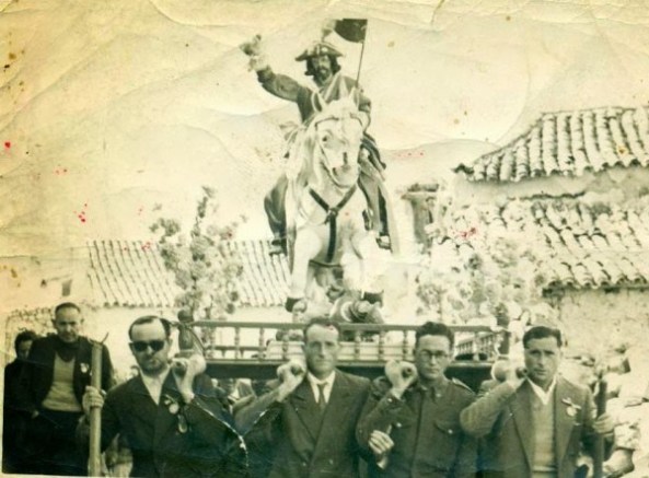 Procesión con Santiago, El Matamoros. Procesión del Santo el 23 de mayo de 1956 (cedida por Ascen del Valle) y en la inferior, aspecto actual de la ermita de Santiago en las proximidades del Castillo.