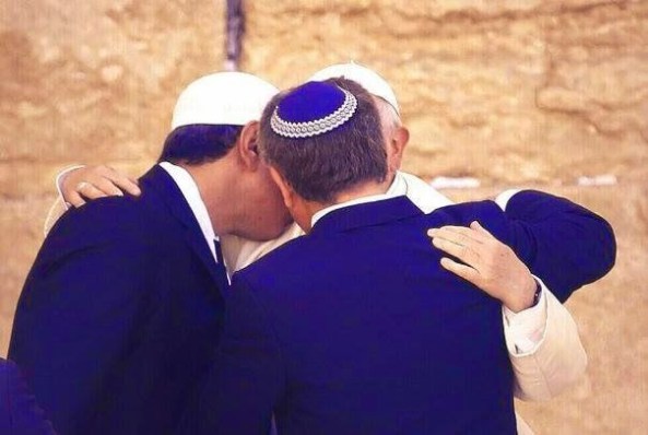 Abrazo de rabino, musulman y Francisco