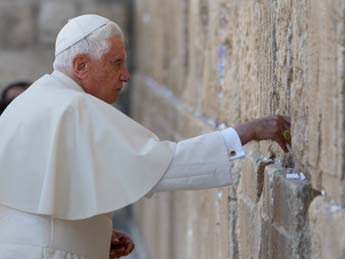 Benedicto XVI en-el-muro-de-los-lamentos
