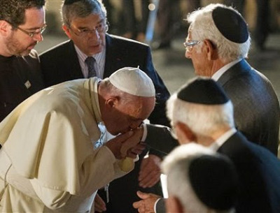 El papa besa las manos