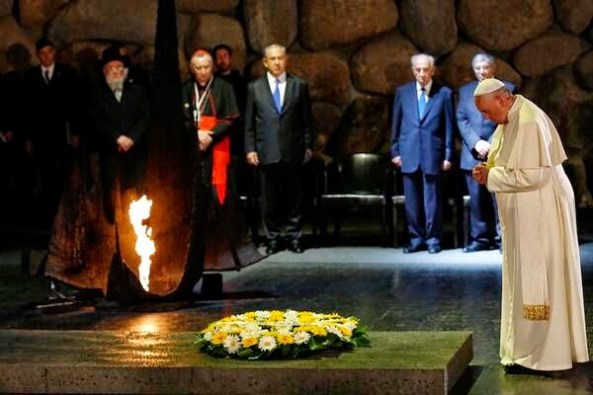 El papa Francisco deposita una ofrenda floral