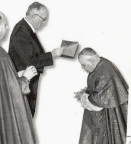 Angelo Roncali recibiendo el birrete de manos del masón Vincent Auriol 