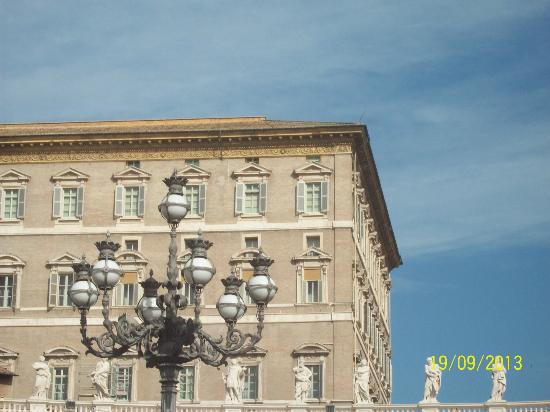 Francisco vive en la habitación 201 de la Casa Santa Marta.