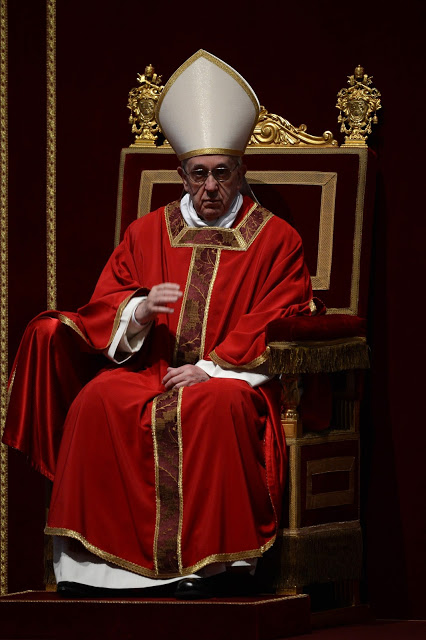 Para el Viernes Santo de 2013 el anillo ha desaparecido total y completamente. No, no ha sido sustituido por ningún otro anillo, sencillamente no existe.