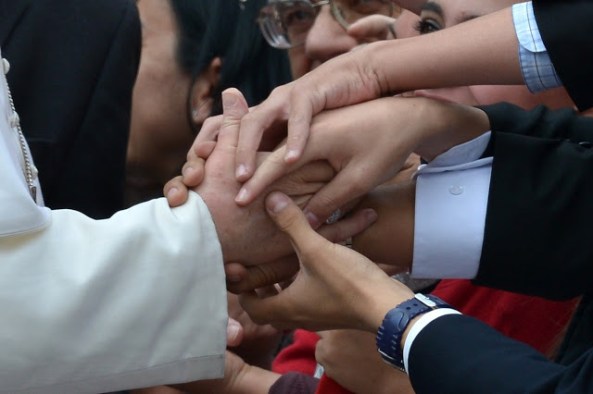 Notábamos cómo el “anillo del pescador”, que usualmente deberían usar los Pontífices, en el caso de Francisco había desaparecido para dar campo al anillo que usaba siendo cardenal.