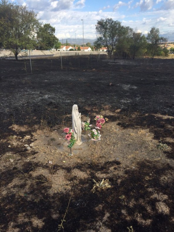 Pese a que las llamas habían calcinado todo el pasto entre lo quemado se erigía intacta una talla de la Virgen de Lourdes así como las flores que adornaban la imagen. Las llamas ni siquiera se habían acercado. En la imagen se puede apreciar como todo el resto de tierra quemada excepto la zona que rodeaba a María.