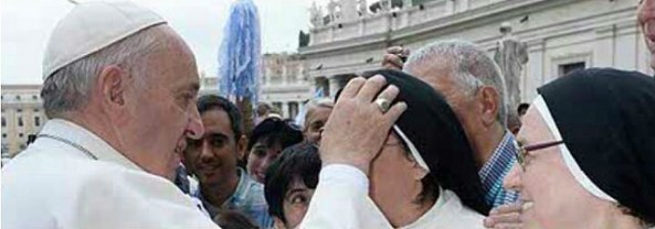 sor-lucia-recibe-la-bendicion-del-papa