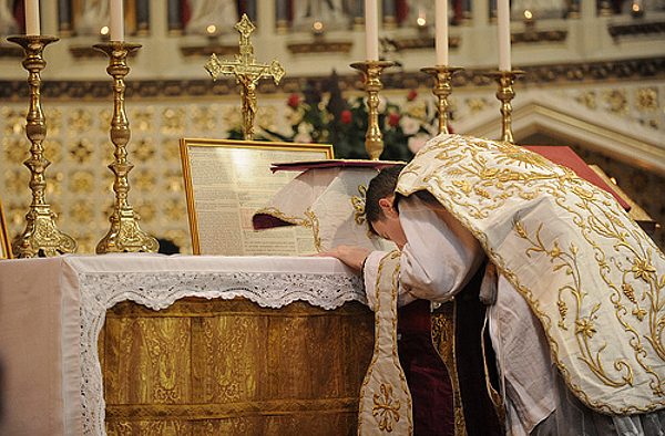 misa-tradicional-altar-600x394